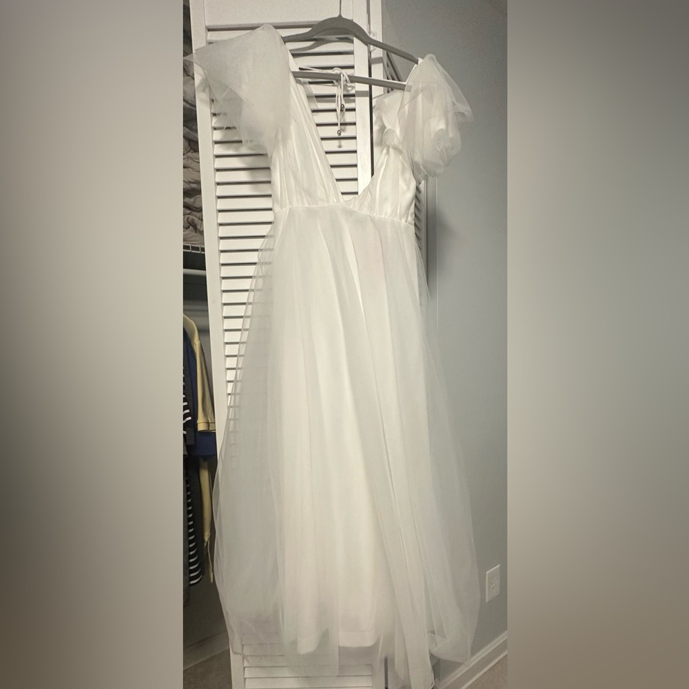 Elegant Deep V White Tulle Gown